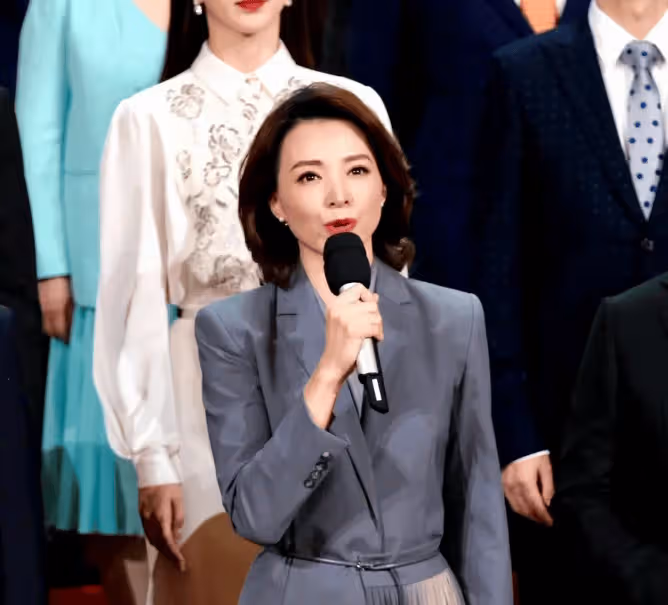 51歲董卿罕見這麼性感風騷，身穿高級灰連衣裙化身蜘蛛精，身材豐腴太迷人