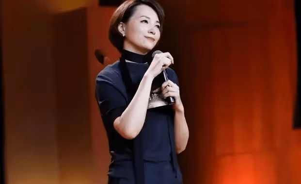 51歲董卿罕見這麼性感風騷，身穿高級灰連衣裙化身蜘蛛精，身材豐腴太迷人