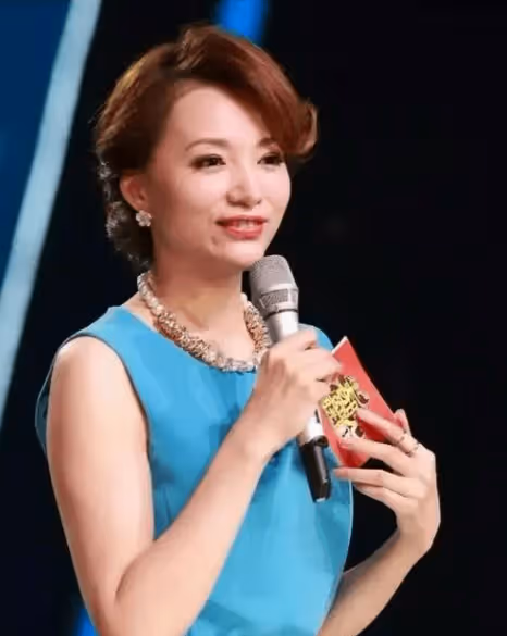 51歲董卿罕見這麼性感風騷，身穿高級灰連衣裙化身蜘蛛精，身材豐腴太迷人