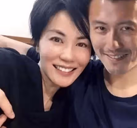 55歲的王菲，有佛法護心體態年輕，謝霆鋒至今不離不棄，有愛情的滋潤不一樣