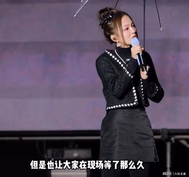 拉褲里！張韶涵演唱會竄稀！裙子有污漬，助理扶他走，前排聞臭味