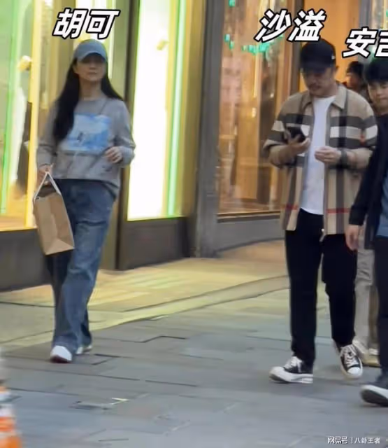 婚姻生變？沙溢一家英國旅遊，父子倆一路同行，丟下胡可悶悶不樂