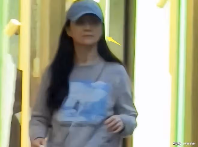 婚姻生變？沙溢一家英國旅遊，父子倆一路同行，丟下胡可悶悶不樂