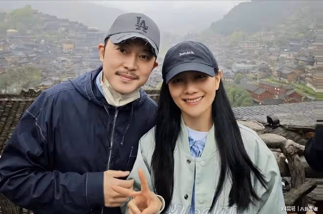 婚姻生變？沙溢一家英國旅遊，父子倆一路同行，丟下胡可悶悶不樂