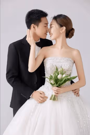 王小利23歲小兒子結婚，婚禮現場照曝光，長子王亮未出席引爭議