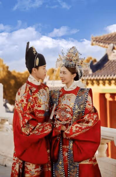 王小利23歲小兒子結婚，婚禮現場照曝光，長子王亮未出席引爭議