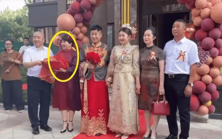 王小利23歲小兒子結婚，婚禮現場照曝光，長子王亮未出席引爭議