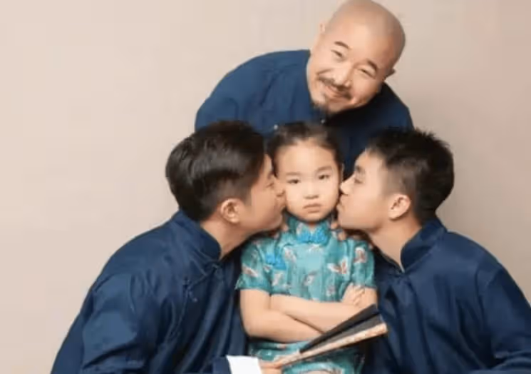 王小利23歲小兒子結婚，婚禮現場照曝光，長子王亮未出席引爭議