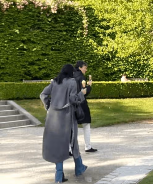 Lisa與三公子現身巴黎美術館，吃冰淇淋逛花園腳步悠閒，有望嫁豪門