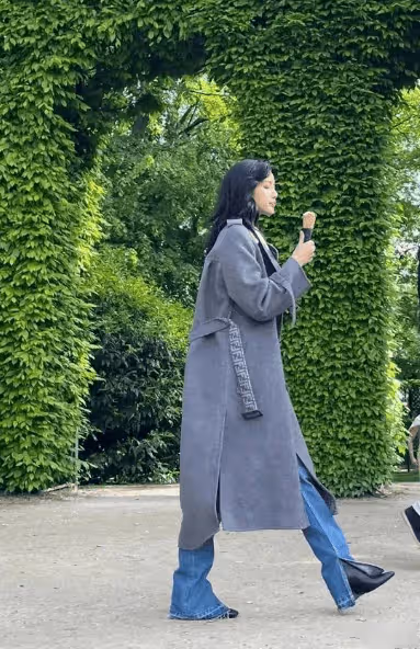 Lisa與三公子現身巴黎美術館，吃冰淇淋逛花園腳步悠閒，有望嫁豪門