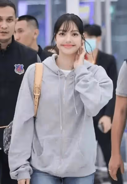 Lisa與三公子現身巴黎美術館，吃冰淇淋逛花園腳步悠閒，有望嫁豪門