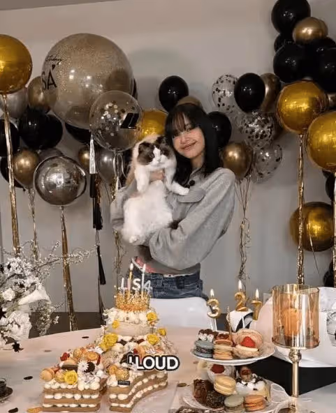 Lisa與三公子現身巴黎美術館，吃冰淇淋逛花園腳步悠閒，有望嫁豪門