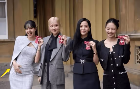 Lisa與三公子現身巴黎美術館，吃冰淇淋逛花園腳步悠閒，有望嫁豪門