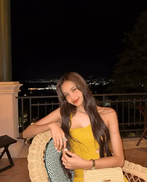 Lisa與三公子現身巴黎美術館，吃冰淇淋逛花園腳步悠閒，有望嫁豪門