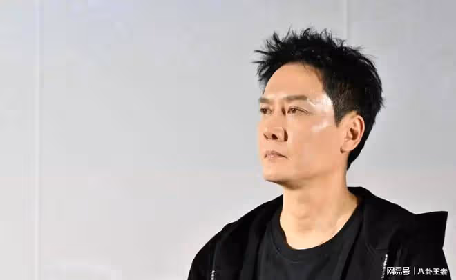 對趙麗穎余情未了！馮紹峰談兒子激動父愛滿滿，兩人多次同框帶娃