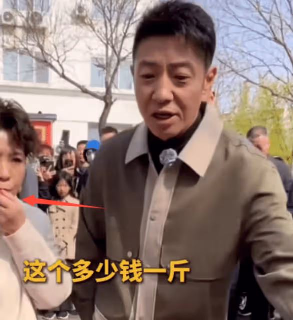 撒貝寧逛早市被偶遇，嫌200元一斤櫻桃太貴，鄧亞萍表情亮了
