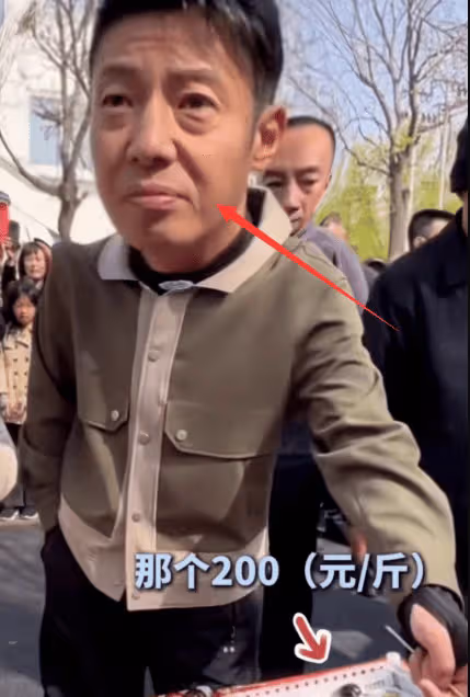 撒貝寧逛早市被偶遇，嫌200元一斤櫻桃太貴，鄧亞萍表情亮了