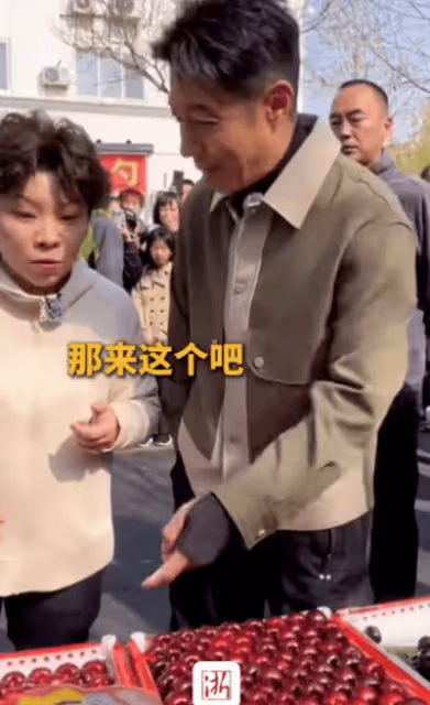 撒貝寧逛早市被偶遇，嫌200元一斤櫻桃太貴，鄧亞萍表情亮了