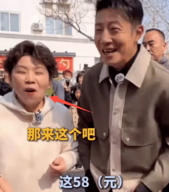 撒貝寧逛早市被偶遇，嫌200元一斤櫻桃太貴，鄧亞萍表情亮了