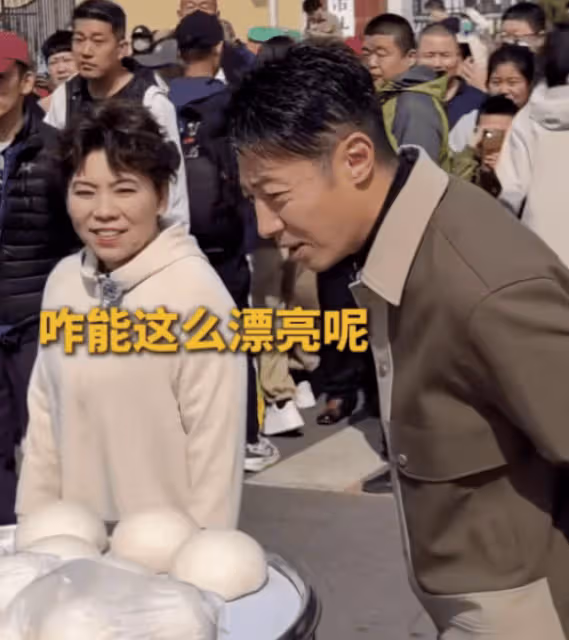 撒貝寧逛早市被偶遇，嫌200元一斤櫻桃太貴，鄧亞萍表情亮了