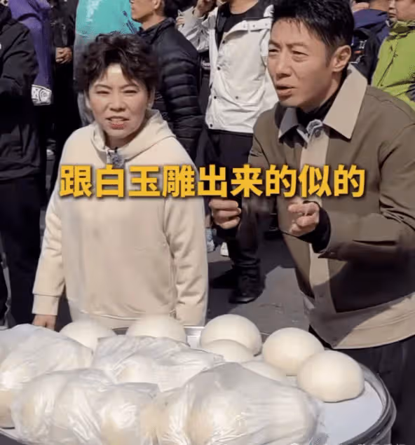 撒貝寧逛早市被偶遇，嫌200元一斤櫻桃太貴，鄧亞萍表情亮了