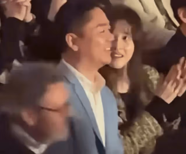 劉強東章澤天看李雲迪演奏會，兩人台下小動作不斷，章澤天贏麻了