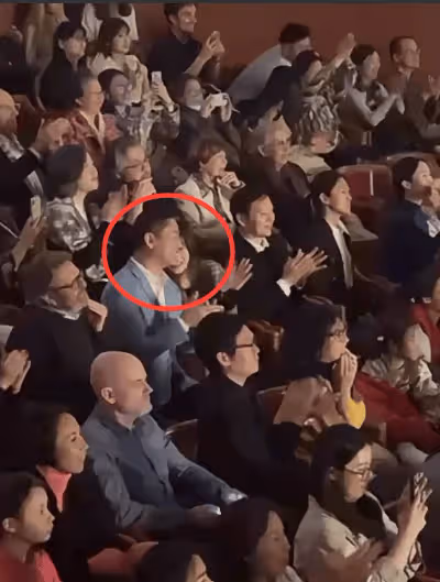 劉強東章澤天看李雲迪演奏會，兩人台下小動作不斷，章澤天贏麻了