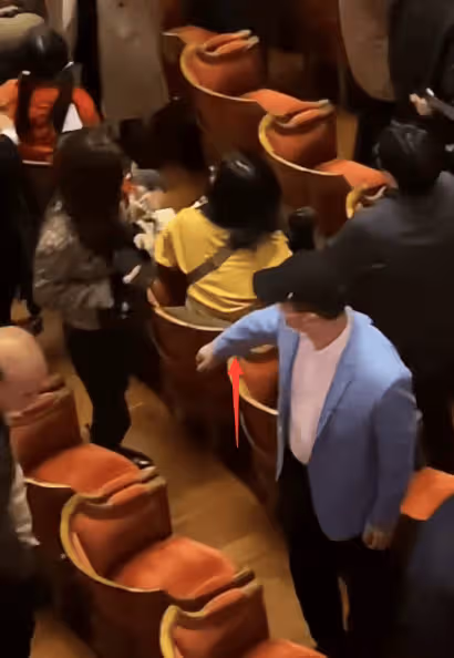 劉強東章澤天看李雲迪演奏會，兩人台下小動作不斷，章澤天贏麻了