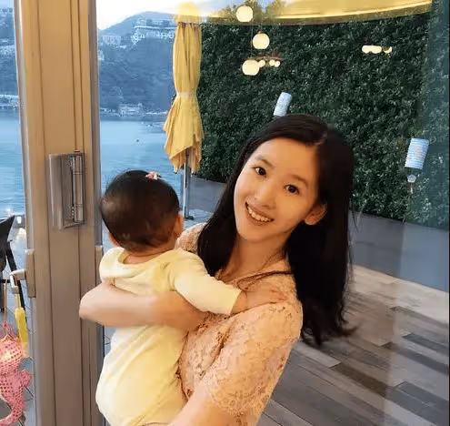 劉強東章澤天看李雲迪演奏會，兩人台下小動作不斷，章澤天贏麻了
