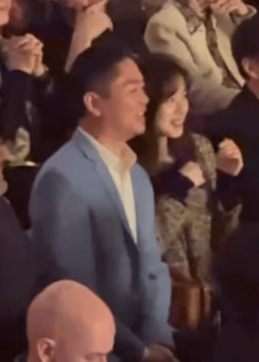劉強東章澤天看李雲迪演奏會，兩人台下小動作不斷，章澤天贏麻了