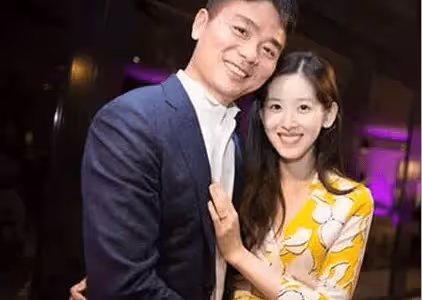 劉強東章澤天看李雲迪演奏會，兩人台下小動作不斷，章澤天贏麻了