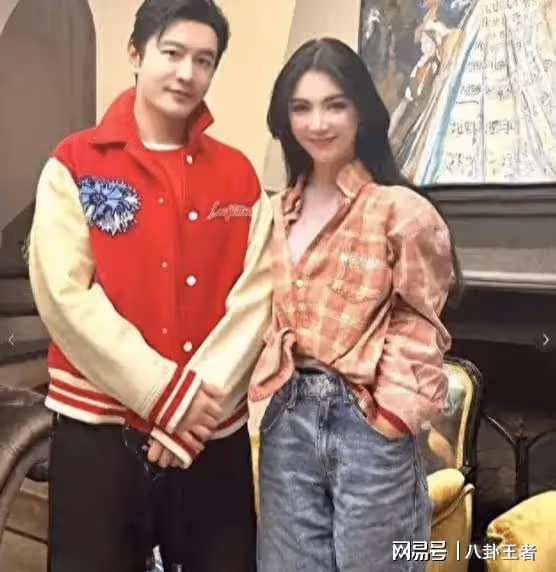 葉珂與黃曉明約會後心情大好！現身打羽毛球，打扮精緻疑擺拍