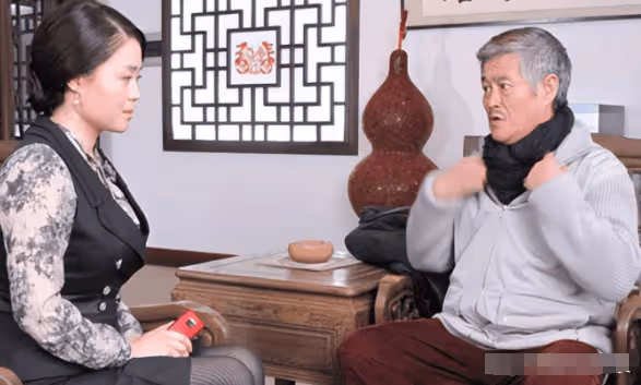 關婷娜豪宅炫富！21歲和趙本山拍親密戲成御用老伴，還被郭德綱暗諷胸太大！