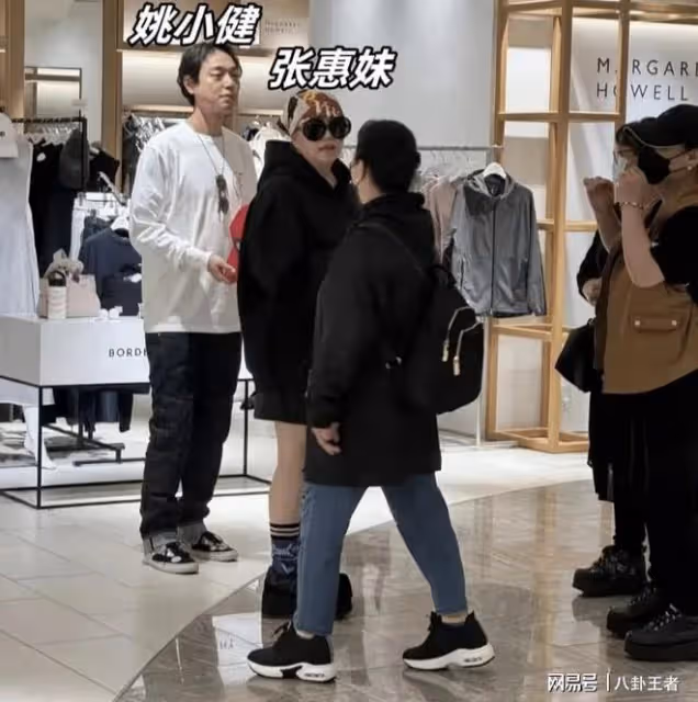 張惠妹瘦成紙片人！小男友貼心陪伴逛商場，投資千萬為男友開酒吧