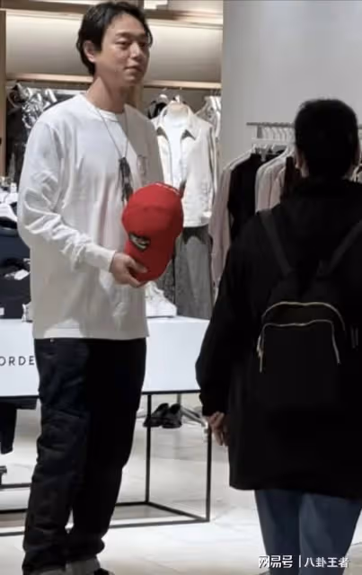 張惠妹瘦成紙片人！小男友貼心陪伴逛商場，投資千萬為男友開酒吧
