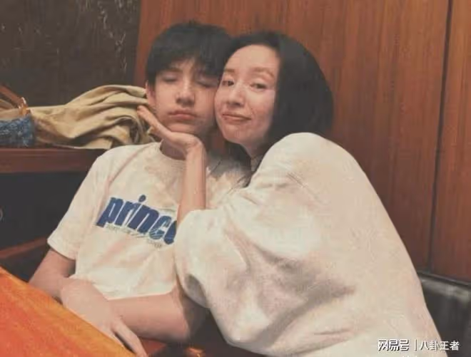 董潔曬兒子照片慶生！15歲頂頂身高近一米八，神似流川楓走紅日本