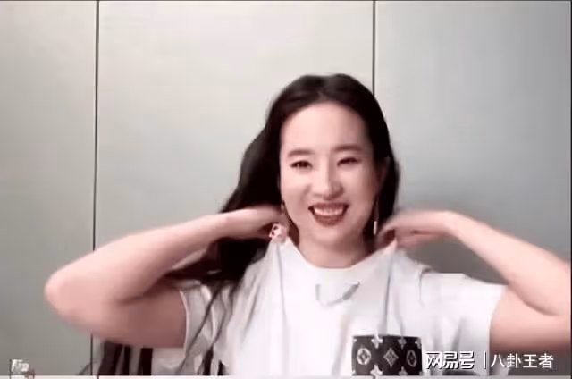 劉亦菲胖成大媽！臉都胖成啥樣了，拜拜肉一點也不少，但還是漂亮