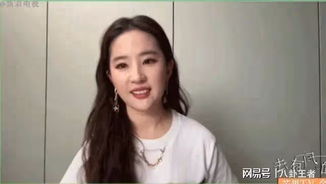 劉亦菲胖成大媽！臉都胖成啥樣了，拜拜肉一點也不少，但還是漂亮