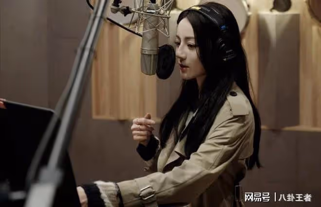 好事將近？熱巴黃景瑜傳好消息，男帥女靚超養眼，手戴戒指引猜疑