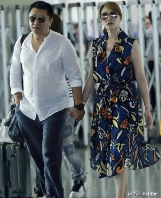 李小冉與富豪老公近照！穿印花裙像女學生，54歲老公油膩像兩父女