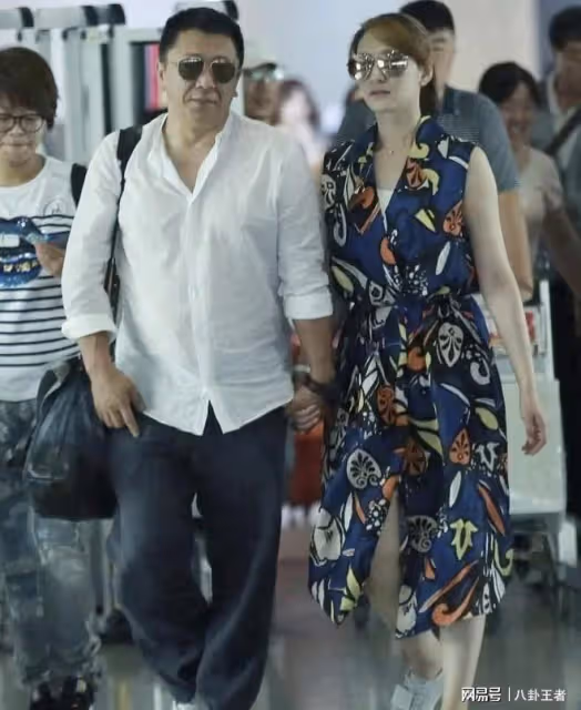 李小冉與富豪老公近照！穿印花裙像女學生，54歲老公油膩像兩父女
