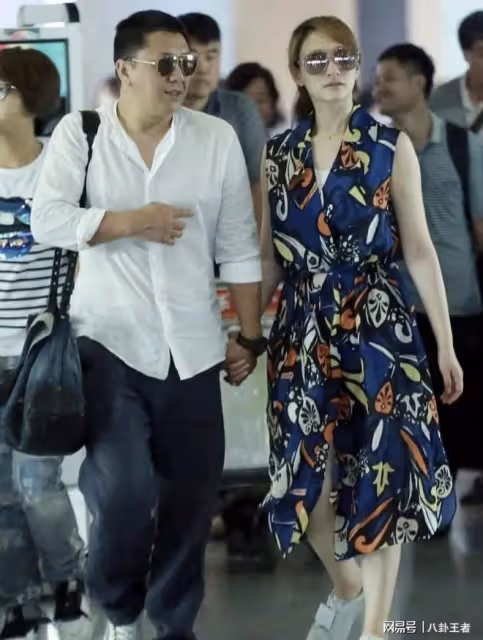 李小冉與富豪老公近照！穿印花裙像女學生，54歲老公油膩像兩父女