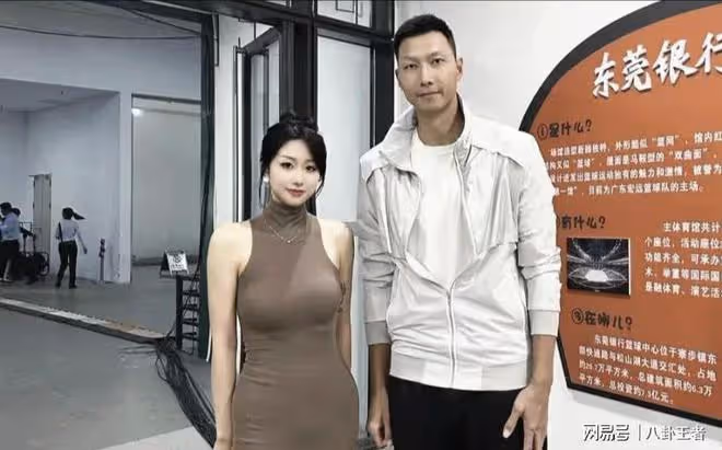 易建聯近況！美國豪宅遛娃，嬌妻美艷，愛上高爾夫，醞釀改英文名