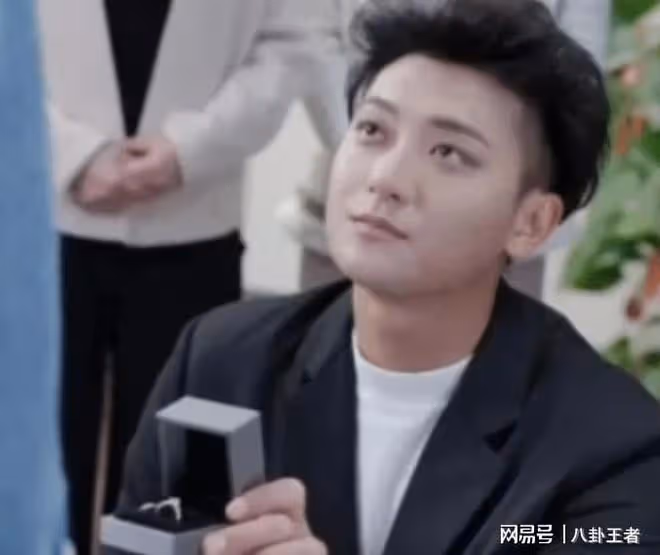 雙喜臨門？曝黃子韜求婚，徐藝洋小腹微隆疑懷孕，浪漫細節被曝光