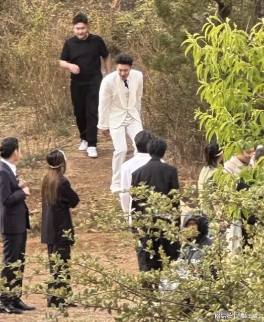 雙喜臨門？曝黃子韜求婚，徐藝洋小腹微隆疑懷孕，浪漫細節被曝光