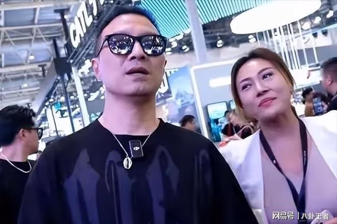 下一任汪嫂？汪峰現身車展，身邊美女不輸章子怡，有說有笑好曖昧