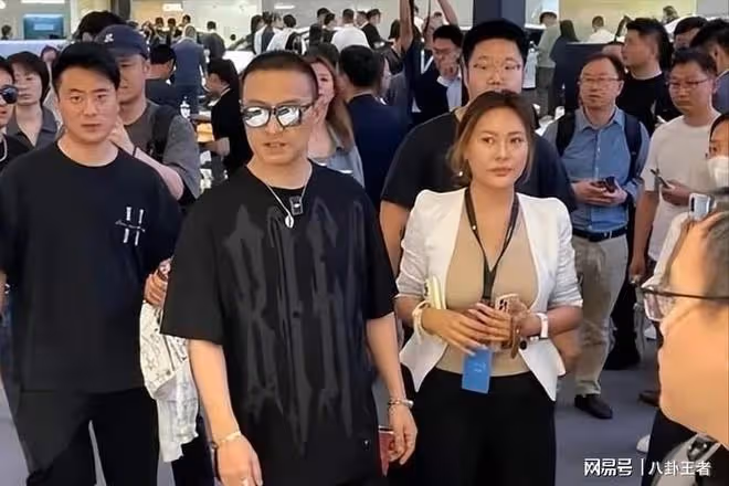 下一任汪嫂？汪峰現身車展，身邊美女不輸章子怡，有說有笑好曖昧