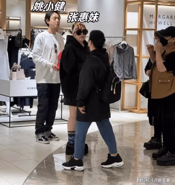 51歲張惠妹日本逛商場！打扮潮酷瘦成紙片人，小6歲男友貼心陪伴