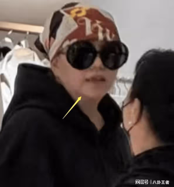 51歲張惠妹日本逛商場！打扮潮酷瘦成紙片人，小6歲男友貼心陪伴