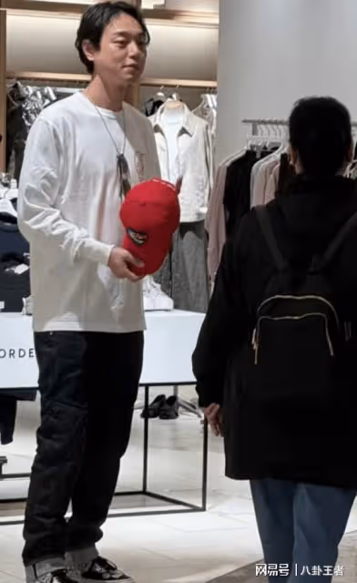 51歲張惠妹日本逛商場！打扮潮酷瘦成紙片人，小6歲男友貼心陪伴
